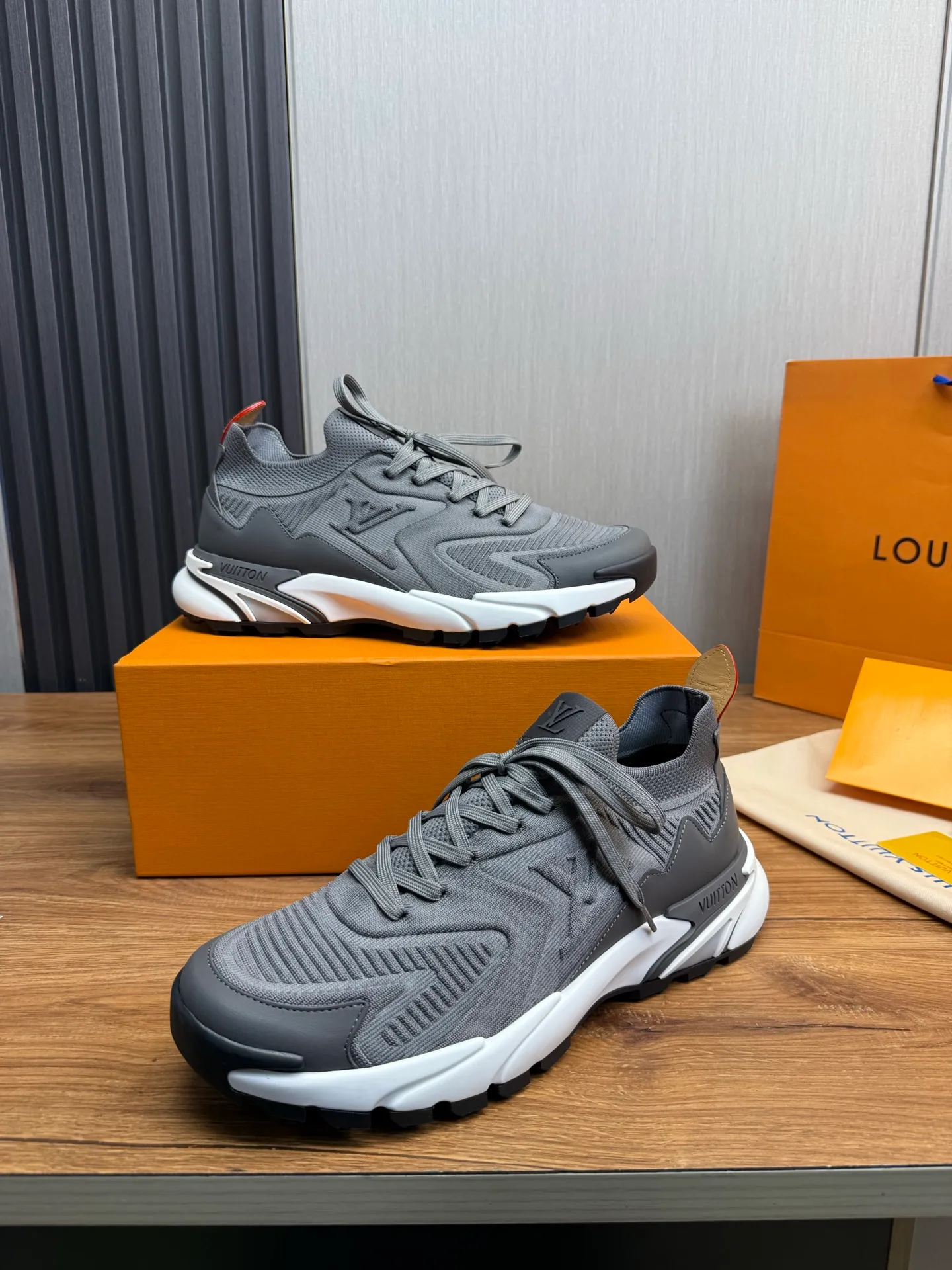Men's Men's Shoes 580💰 🌈LV | Louis Vuitton 2025 LV Louis Vuitton L House Donkey Brand Latest Olympia Series Couple Style Silver Horn King Casual Sports Shoes Running Shoes This LV Olympia sports shoe combines mesh fabric and metallic synthetic leather and other technical fabrics to reinterpret the classic running shoe design with a neat and simple design. Lightweight EVA outsole provides a stretchy fit. Rich details such as Monogram embossing and LV letters establish recognition. Exquisite packaging at the delivery counter 🛍📦 ▪️Fabric: original imported technical fabric + mesh ▪️Inner lining: original customized breathable mesh ▪️Sole: original molded rubber foam material ▪️Sole thickness: 3.5CM ▪️Size: 38-44 yards
